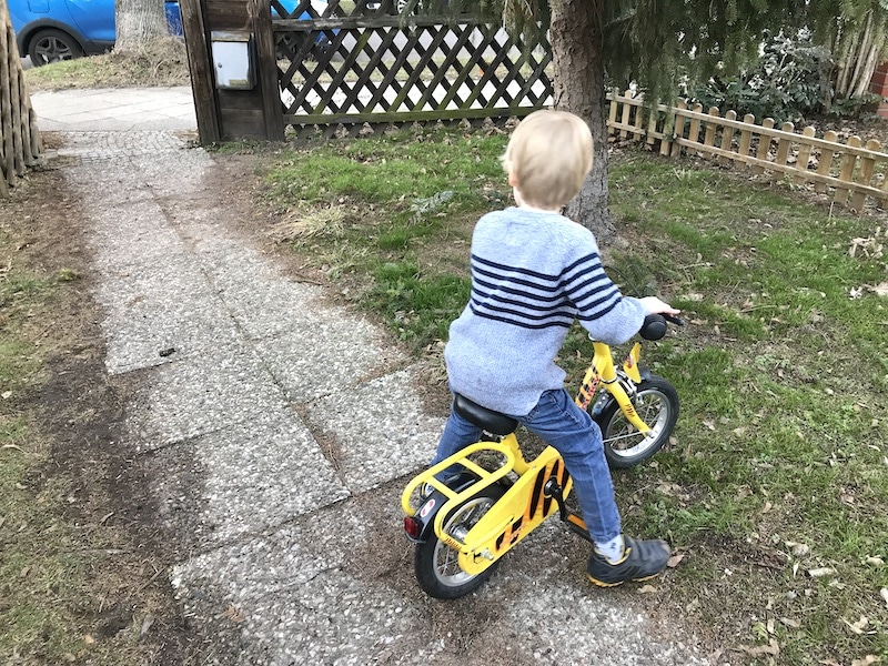 Der 4-Jährige will Fahrrad fahren lernen. Klappt immer besser. | Mehr Infos auf Mamaskind.de
