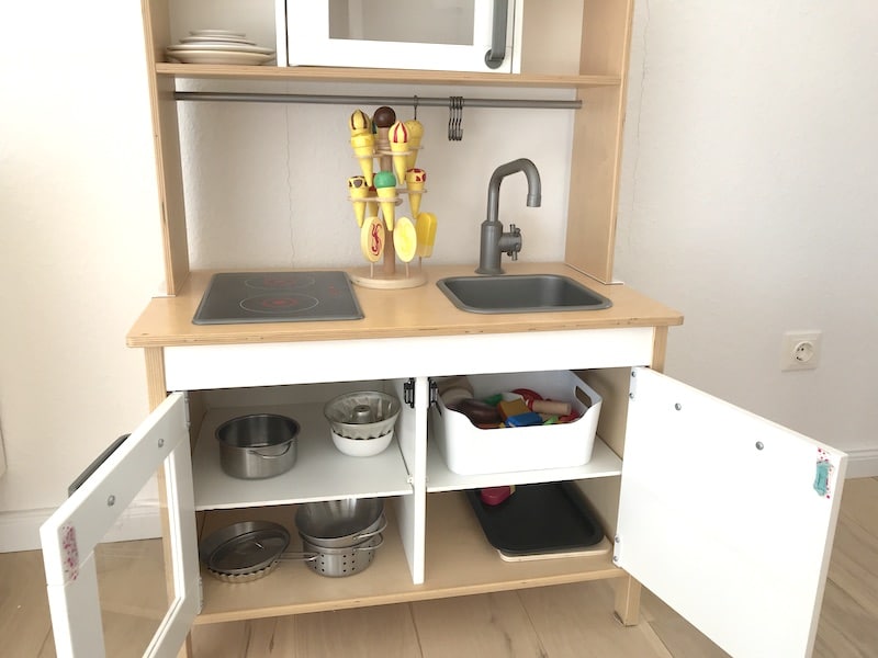 Die Kinderküche im Wohnzimmer muss immer aufgeräumt sein. Wenigstens annähernd. | Mehr Infos auf Mamaskind.de