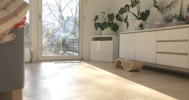 So mag ich es: aufgeräumter Fußboden im Wohnzimmer - alle müssen aufräumen. | Mehr Infos auf Mamaskind.de