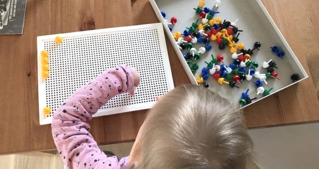 Püppiline liebt kleinteiliges Spielzeug: Perlen stecken | Mehr Infos auf Mamaskind.de