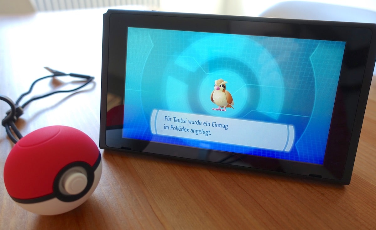 Yay, ich habe ein Taubsi gefangen! Das wird gleich im Pokédex, dem Pokémon-Lexikon eingetragen. | Mehr Infos zu Pokémon: Let's Go, Evoli auf Mamaskind.de