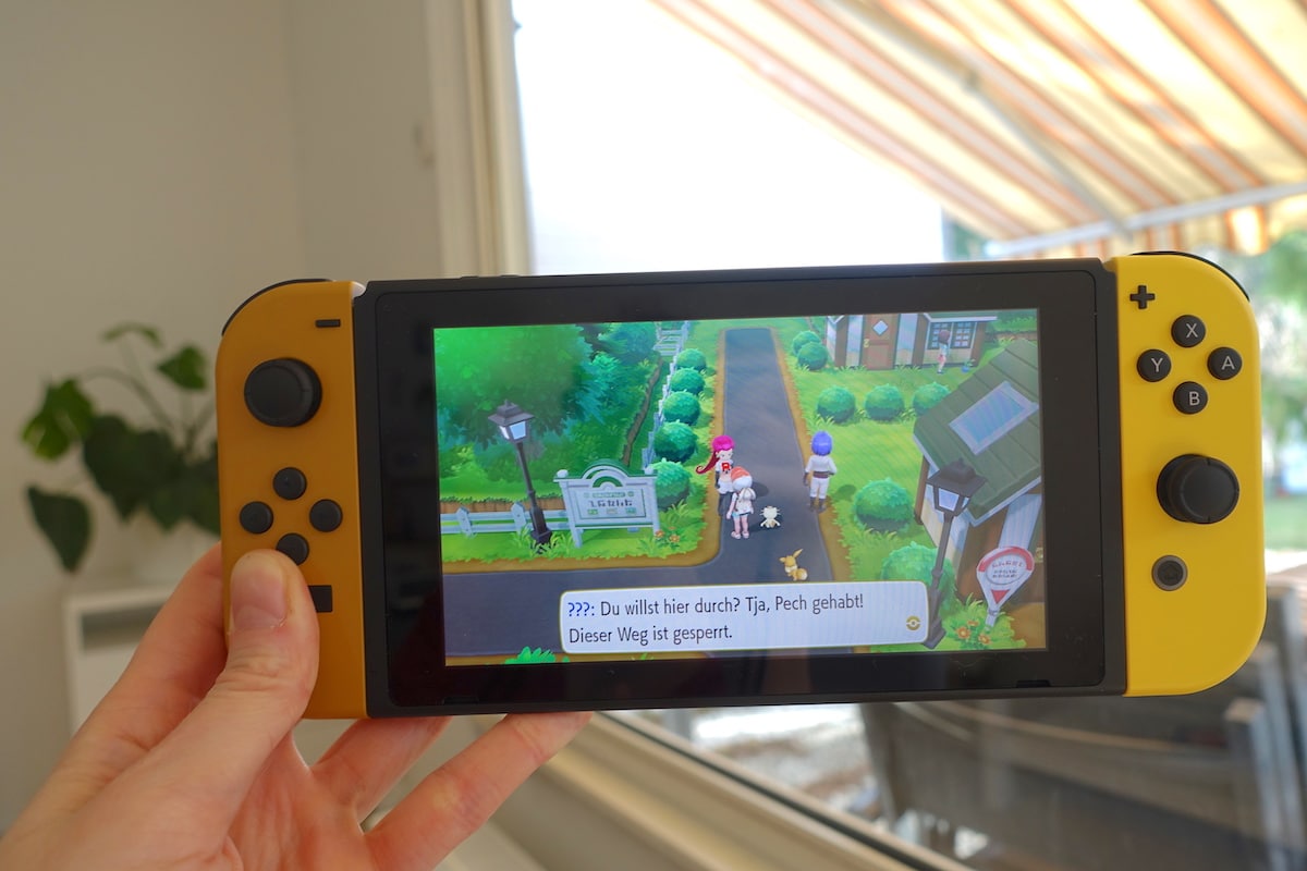 Spielt sich auch gut: Die Joy-Cons sind an die Switch gesteckt | Mehr Infos zum Test von Pokémon: Let's Go, Evoli auf Mamaskind.de
