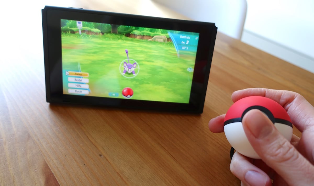 Ich spiele mit einem Pokéball Plus Controller in einer Hand. | Mehr Infos zu Pokémon: Let's Go, Evoli für Nintendo Switch auf Mamaskind.de