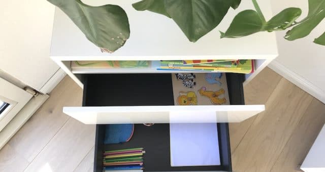 In den Schubladen verschwinden Stifte, Malsachen und Puzzles von unserem Kleinkind. | Mehr Infos zu Ordnung im Wohnzimmer auf Mamaskind.de