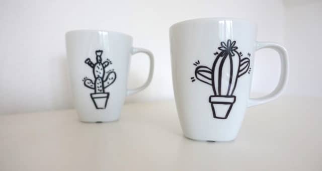 Meine Favoriten zum Verschenken: bemalte Tasse mit Kaktus. | Mehr Infos zum Thema Tassen mit Porzellanstiften bemalen auf Mamaskind.de