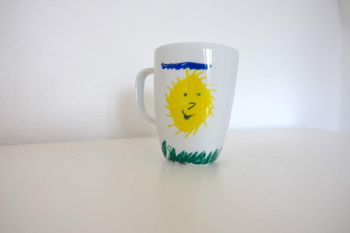 So startet der Morgen gut: eine Tasse, bemalt vom Kind, für Oma und Opa. | Mehr Infos zum Thema Tassen bemalen mit Kindern auf Mamaskind.de