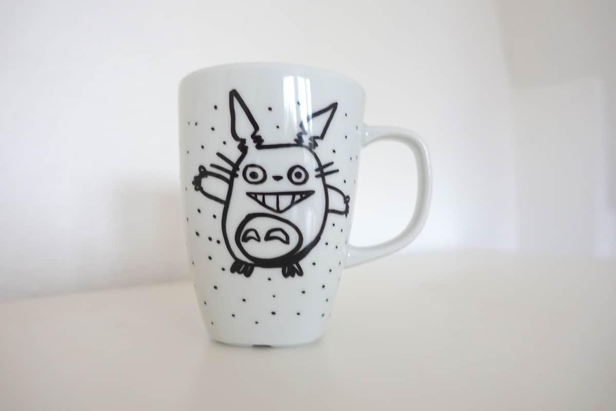 Totoro ist sehr, nennen wir es kreativ, geworden. Die angemalte Tasse kam dennoch gut an! | Mehr Infos zum Thema Tassen bemalen mit Porzellanstiften auf Mamaskind.de