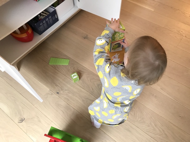 Püppiline baut einen Turm, das andere Spielzeug ist aufgeräumt! | Mehr Infos auf Mamaskind.de