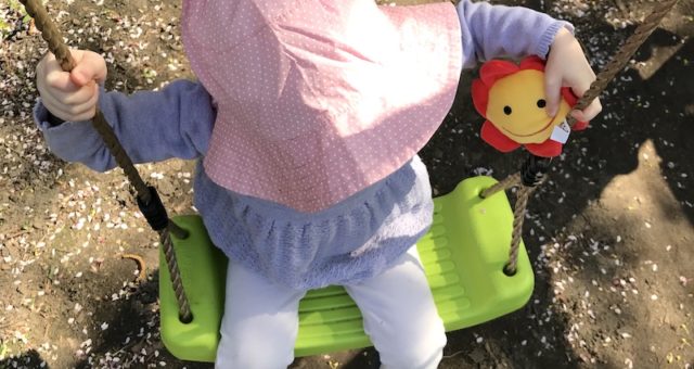 Meine Tochter bringt sich mit 24 Monaten selbst schaukeln bei. | Mehr Infos zur Kinder-Entwicklung mit 24 Monaten auf Mamaskind.de