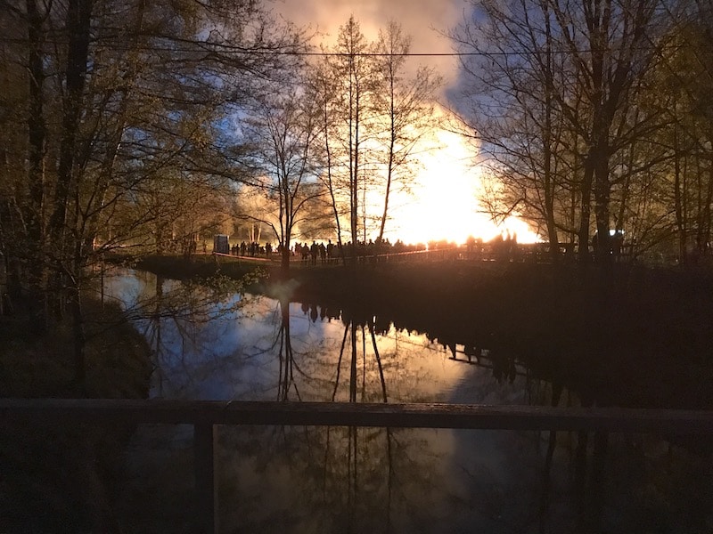 Ein Dorf versammelt sich: das Burger Osterfeuer aus der Ferne. Es war traumhaft. | Mehr Infos zum Urlaub mit drei Kindern im Spreewald auf Mamaskind.de