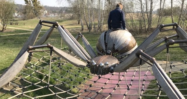 Ein schöner Spielplatz mit Klettergerüst, Sanddüne zum Toben und Schaukel am Naturpark | Mehr Infos auf Mamaskind.de