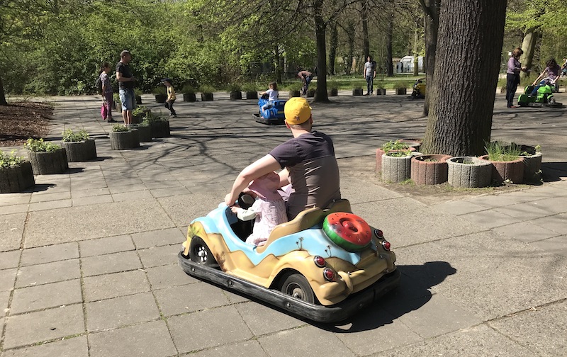 Diese unsäglichen Geldvernichtungsmaschinen gibt es auch im Tierpark Cottbus: Autos. | Mehr Infos zum Urlaub mit drei Kindern im Spreewald auf Mamaskind.de