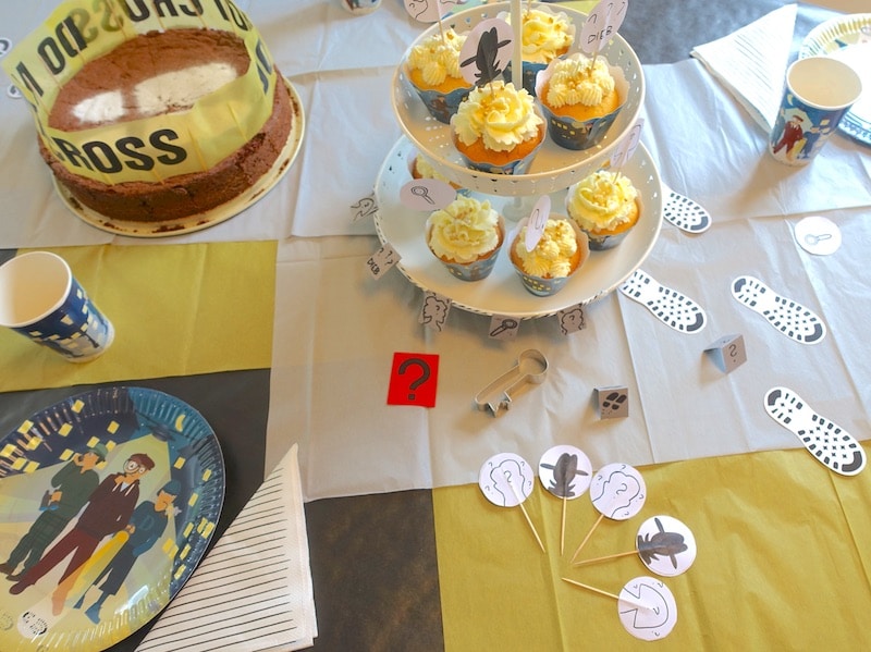 Deko für die Detektiv-Party in Gold, Silber & Schwarz. Die Cupcakes haben selbstgemalte Schildchen! | Mehr Infos zum Detektiv-Geburtstag auf Mamaskind.de