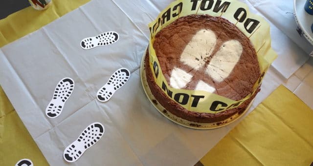 Einfacher Kuchen zur Detektiv-Party: mit Schablone Puderzucker auf den Schokokuchen sieben. Das Absperrband ist cool! | Mehr Infos zum Essen, Deko und Spielen auf dem Detektiv-Geburtstag auf Mamaskind.de