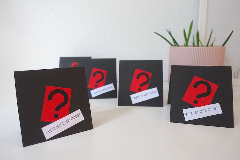 Einladungen für den Detektiv-Geburtstag selbst basteln: einfach mit Tonpapier! | Mehr Infos zur Detektiv-Party auf Mamaskind.de
