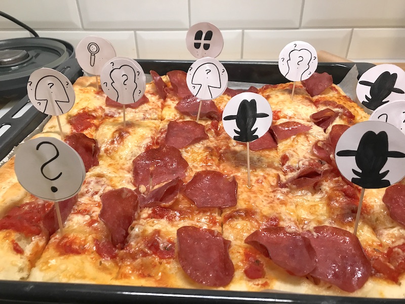 Detektiv-Essen: die Pizza habe ich ebenfalls mit selbstgebastelten Muffin-Toppers versehen. | Mehr Infos zur Detektiv-Party auf Mamaskind.de