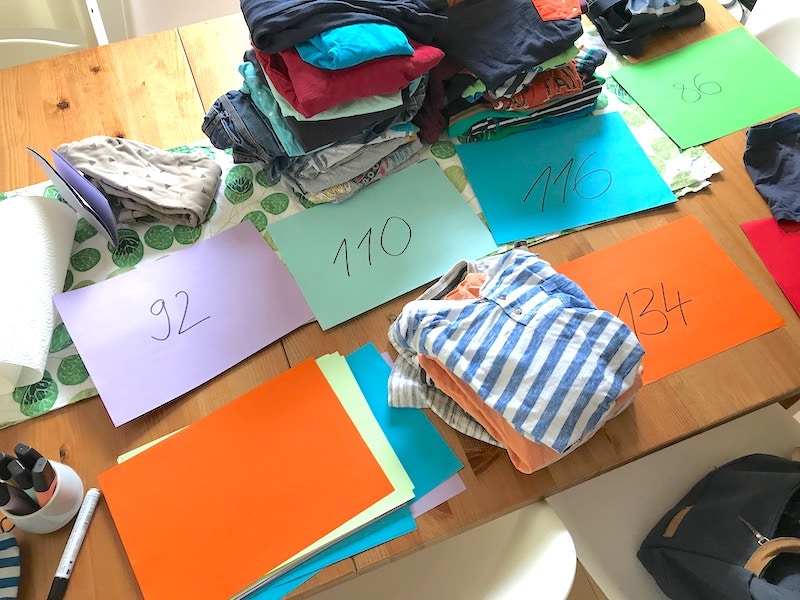 Ich treffe Flohmarkt-Vorbereitungen: Kleidung wird nach Größe sortiert. | Mehr Infos auf Mamaskind.de