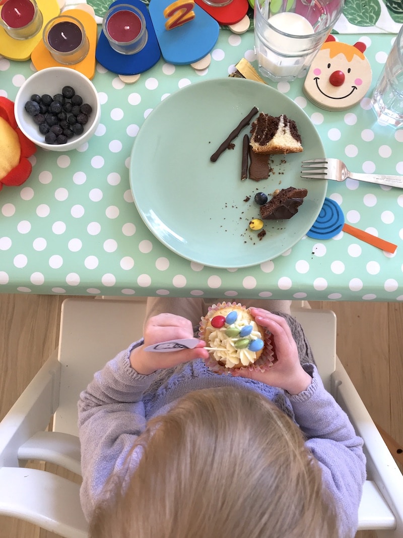 Raupe Nimmersatt Cupcakes essen: mit Schokolinsen und Frischkäse-Frosting verzierte Raupen-Muffins | Mehr Infos und coole Ideen zum Mottogeburtstag auf Mamaskind.de