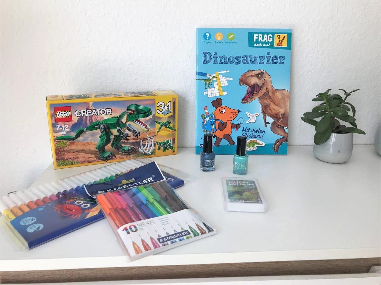 Geschenke zum 5. Geburtstag: Dinosaurier-Lego, Heft, Nagellack, Stifte und eine Dino-Trumpf-Kartenspiel - Mehr Infos zu weiteren Geschenken zum fünften Geburtstag auf Mamaskind.de