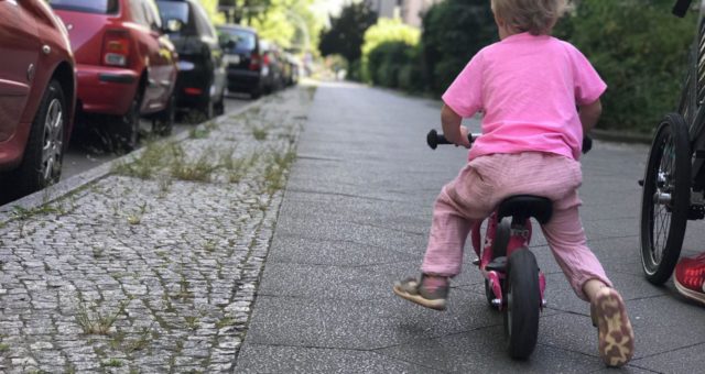 Sumsebiene Püppiline: Meine Tochter flitzt mit 26 Monaten auf dem Laufrad davon. Ich muss rennen! - Mehr Infos auf Mamaskind.de