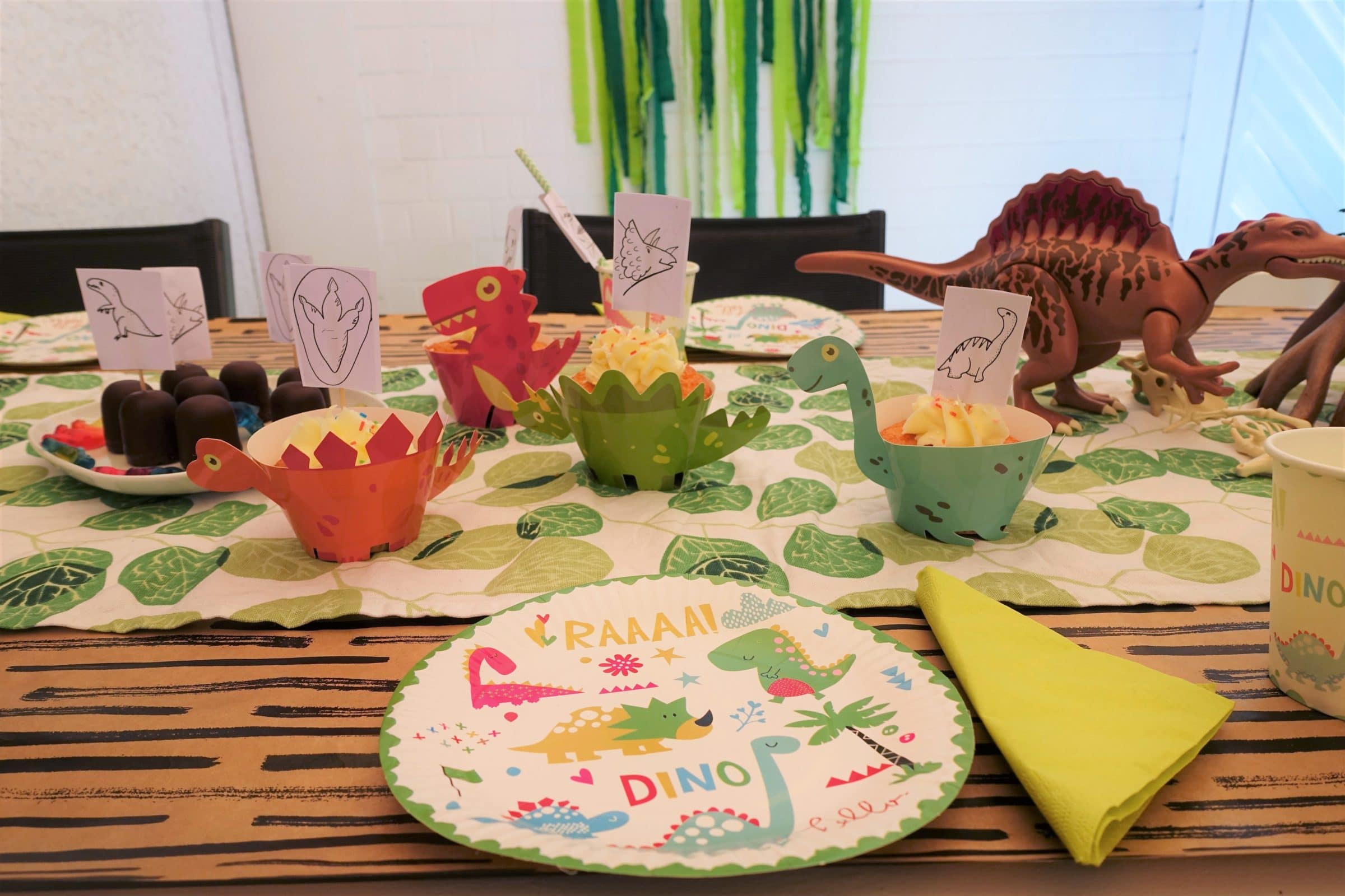 Tolle Dinosaurier-Deko: Die Cupcakes sind schon allein ein Highlight auf dem Kindergeburtstag! - Dinosaurier-Party auf Mamaskind.de