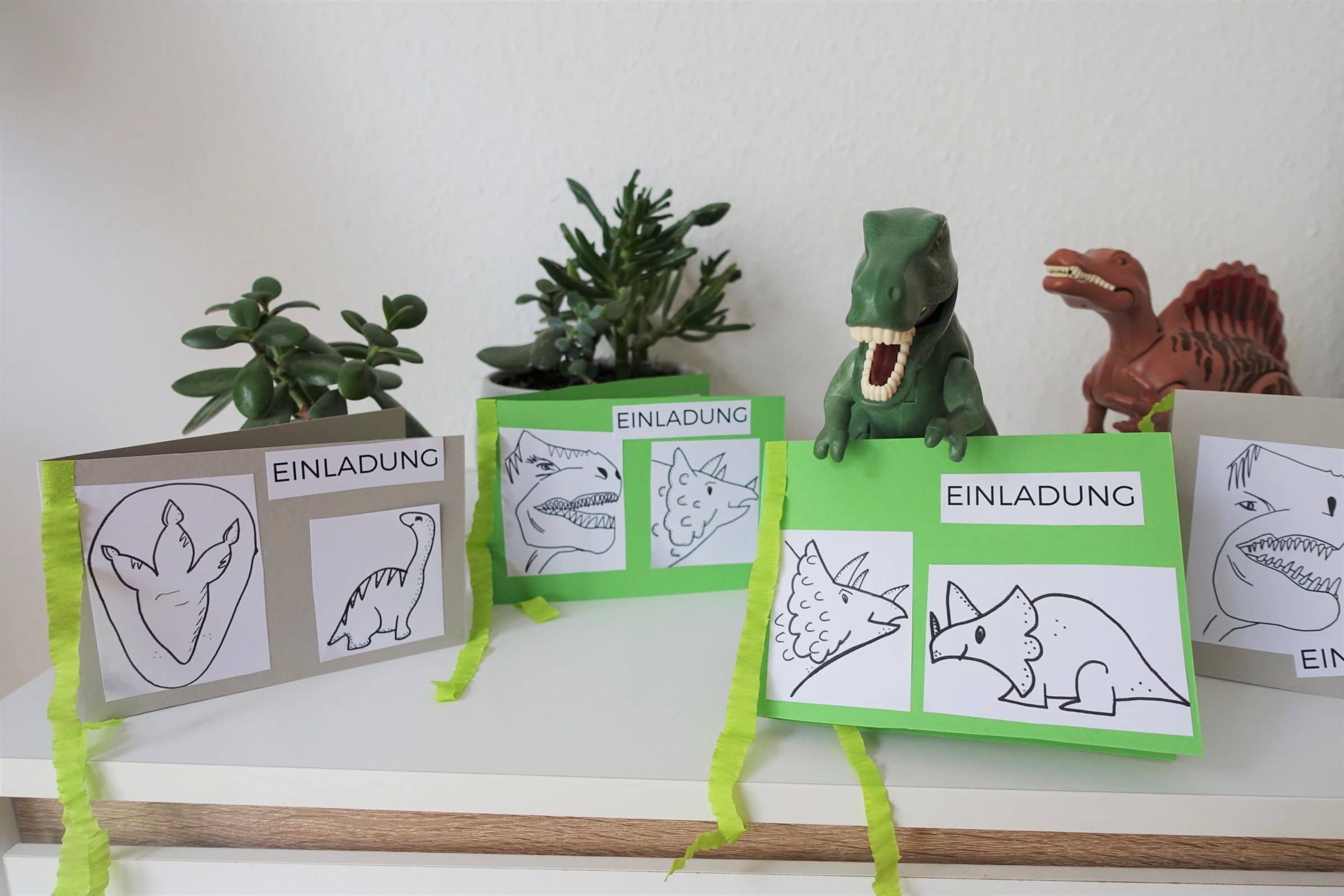 Einfache Einladung zum Dinosaurier-Geburtstag basteln: Dino-Bilder aufkleben und mit Krepppapier versehen. Fertig! - Mehr Infos zur Dino-Party auf Mamaskind.de