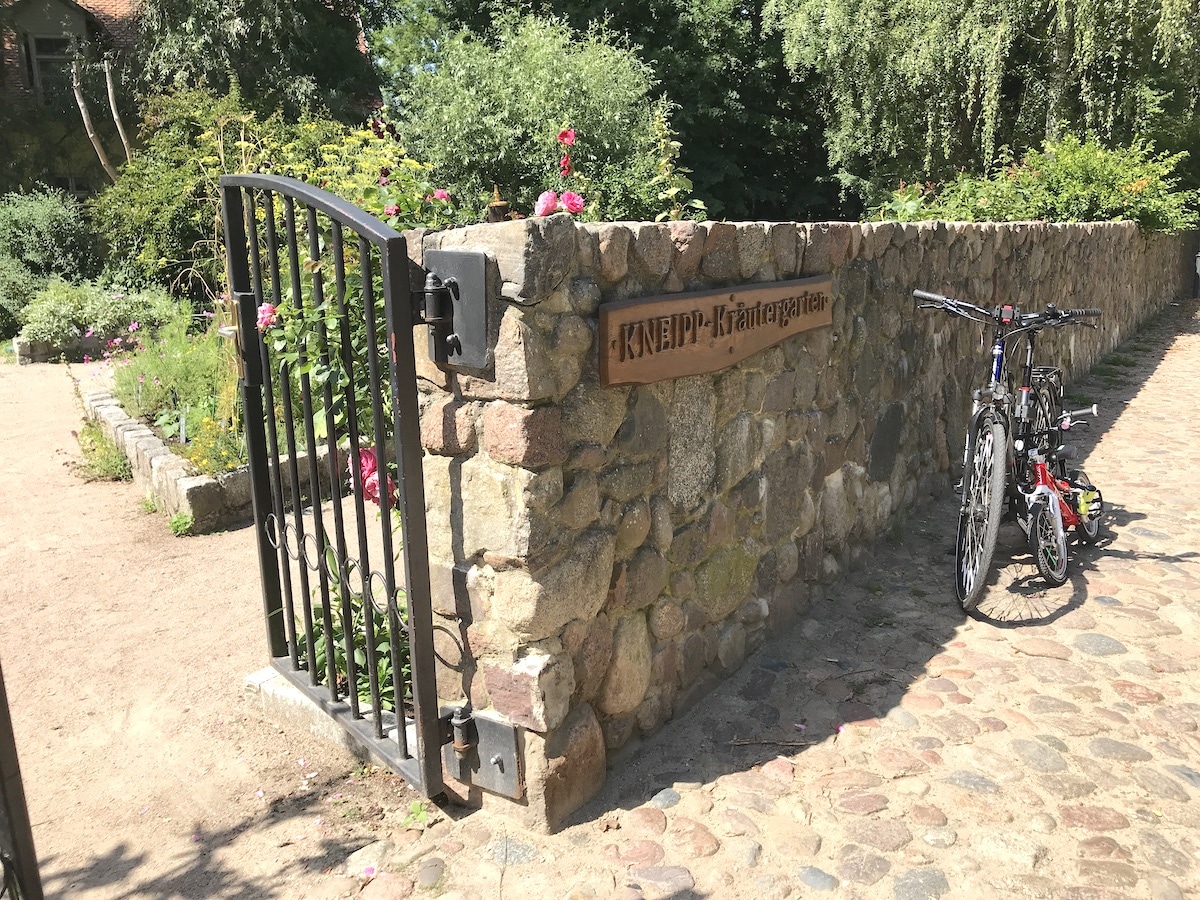 Blick in den Kneipp-Kräutergarten am Tourismusbüro / Schlosspark Buckow. - mehr Infos auf Mamaskind.de