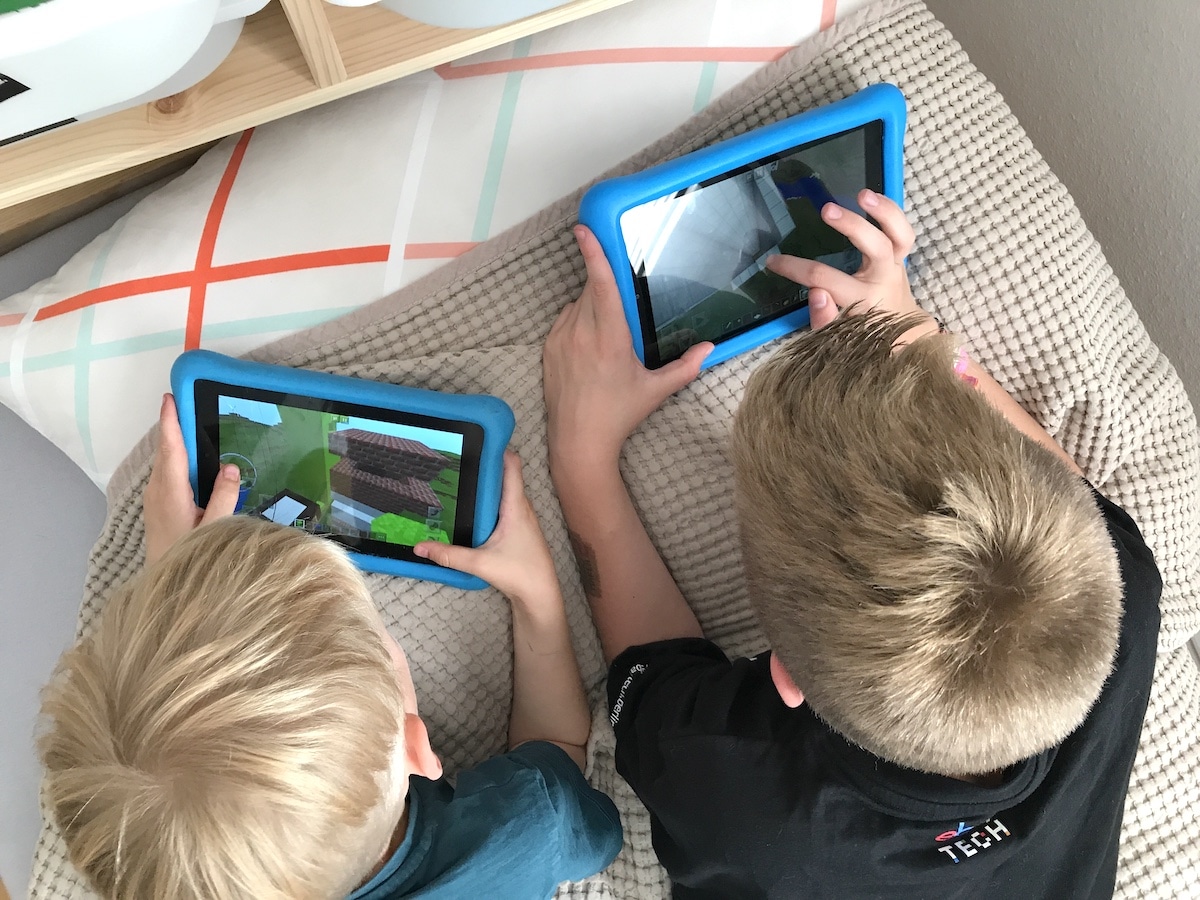 Sie zocken nebeneinander Minecraft auf dem Tablet. Seltene Momente?! - Mehr Infos auf Mamaskind.de