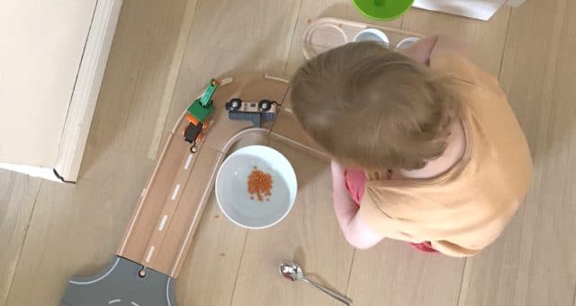 Schüttübung für Kleinkinder: Linsen in Trichter umfüllen. - Mehr Infos auf Mamaskind.de