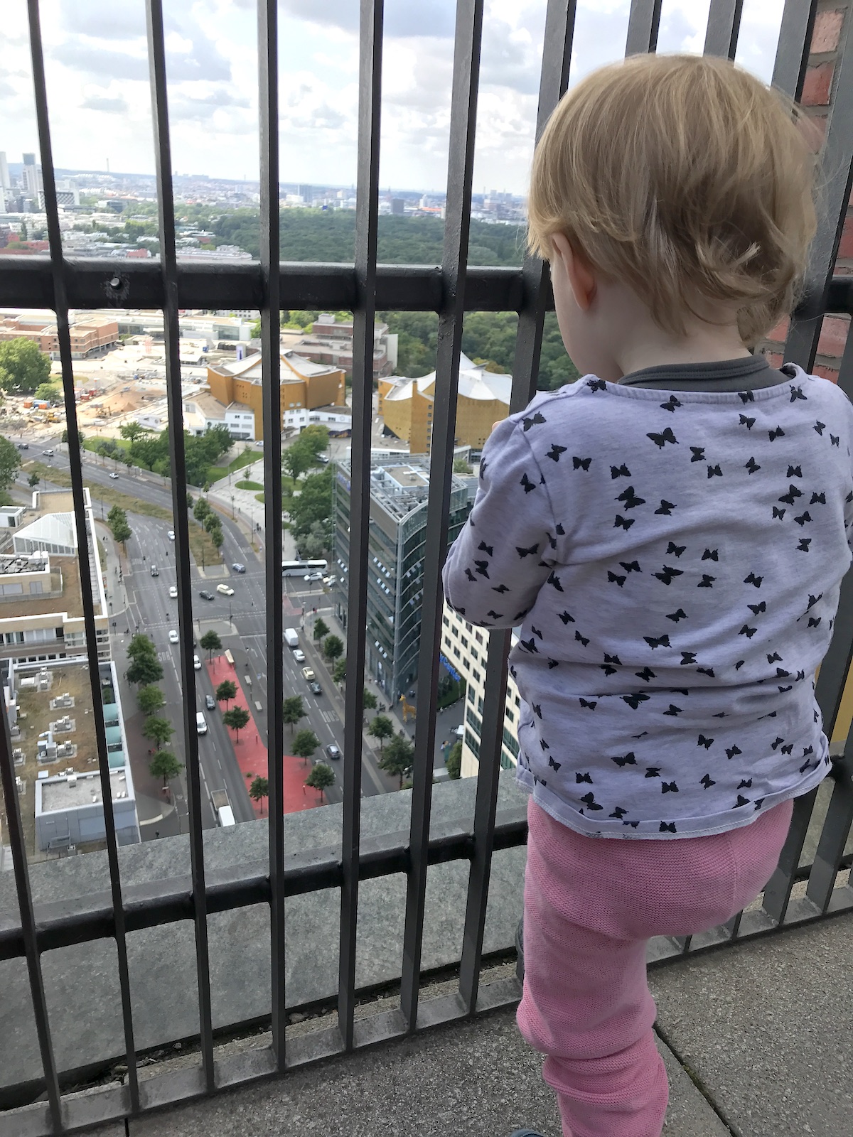 Meine Tochter sucht das Lego Discovery Center vom Panoramapunkt aus - Mamaskind.de