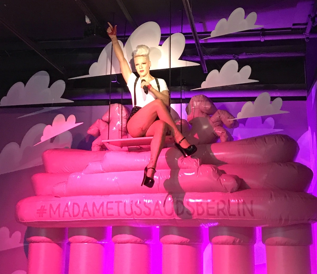 Pink auf dem Brandenburger Tor im Madame Tussauds. - Mehr Infos auf Mamaskind.de