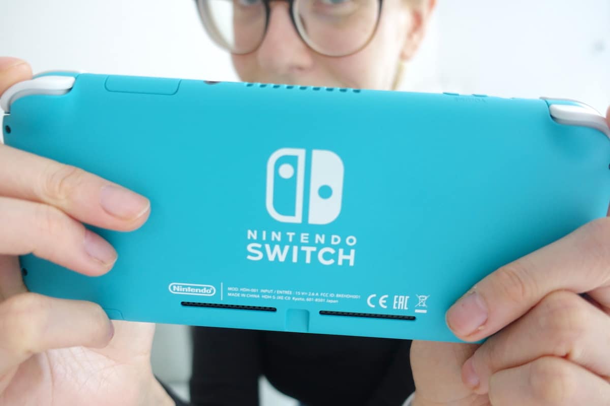 Nintendo Switch Lite: leichter als der Vorgänger und perfekt für Kinderhände geeignet. - Mehr Infos zur Spielekonsole auf Mamaskind.de