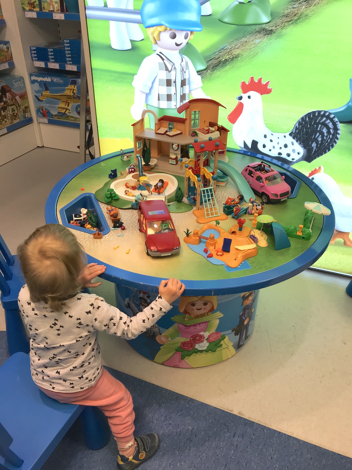 Meine Tochter spielt ausgiebig mit den ausgestellten Playmobil-Figuren. - Mehr Infos auf mamaskind.de
