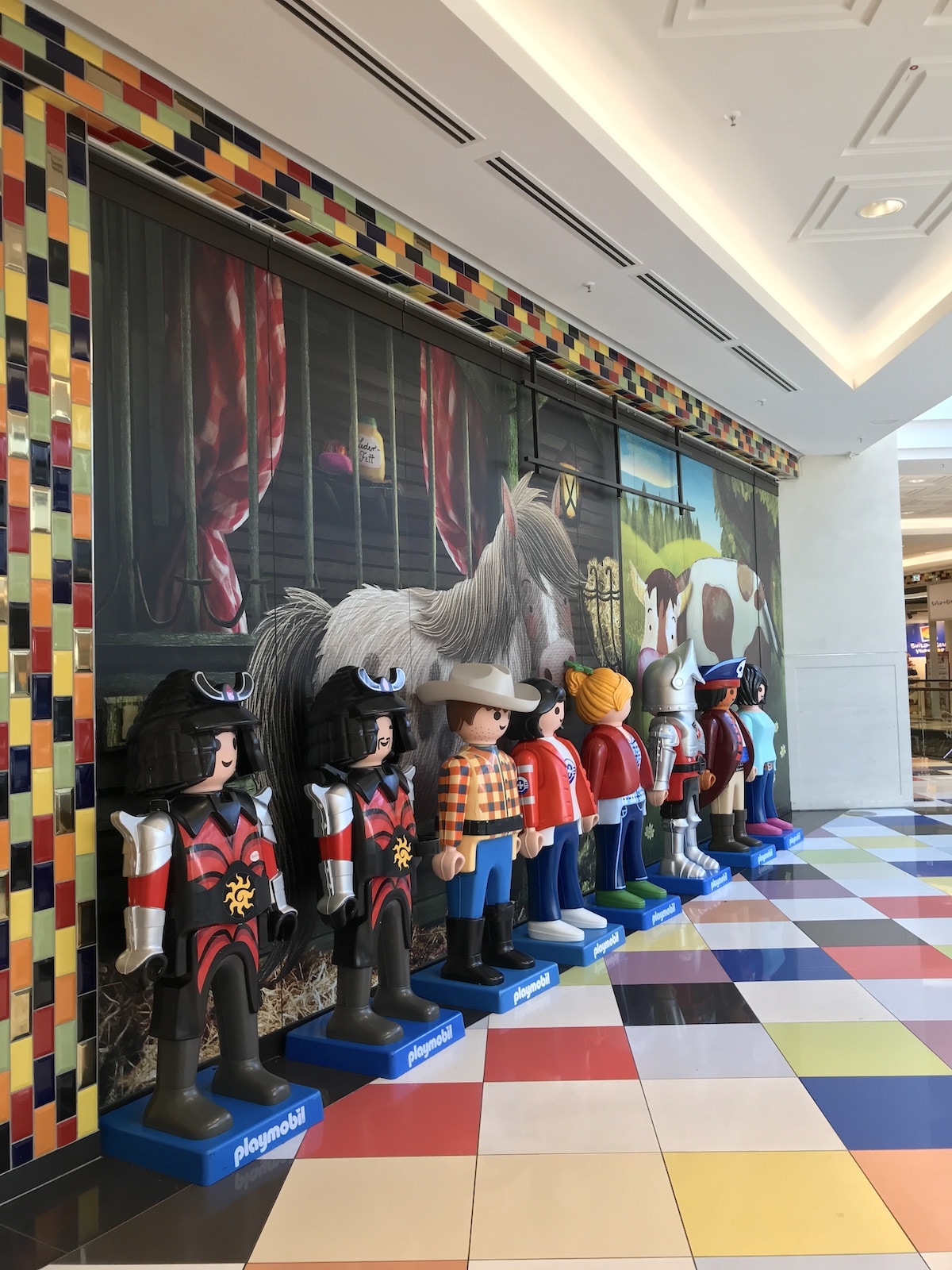 Die großen Figuren grüßen vor dem Playmobil-Store. So cool! - Mehr Infos auf Mamaskind.de