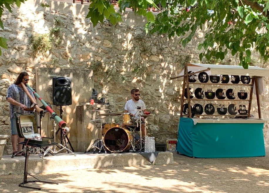 Eine Band mit Didgeridoo und Schlagzeug in Sineu auf Mallorca. - Mit Kindern auf Mallorca auf Mamaskind.de