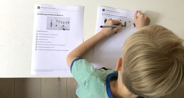 Der 5-Jährige setzt sich an die Deutsch-Arbeitsblätter der 1. Klasse - Mehr Infos zum Test von sofatutor auf Mamaskind.de