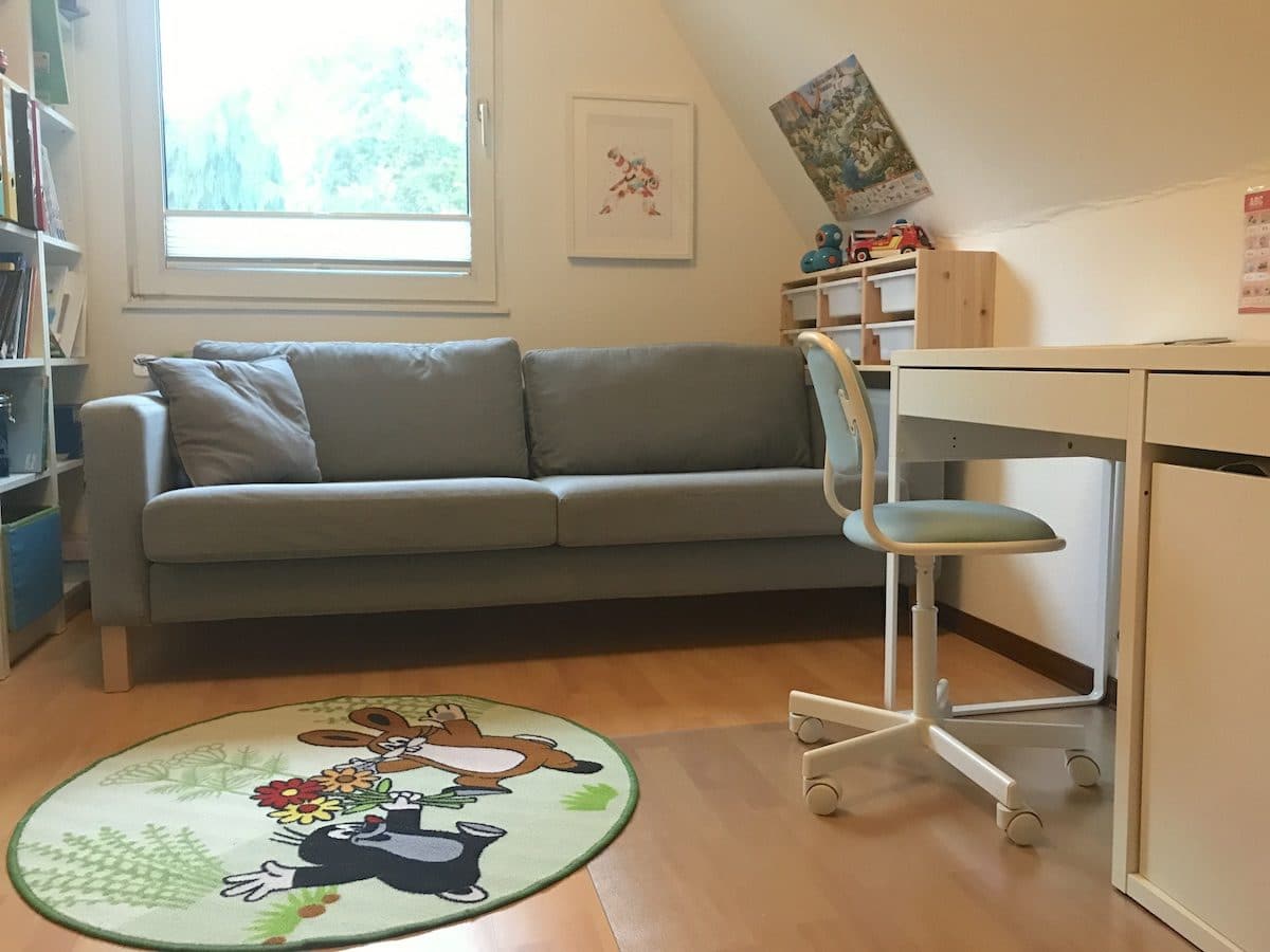 Sofa zum Vorlesen, Schreibtisch zum Malen und Basteln im Kinderzimmer - Mehr Infos auf Mamaskind.de