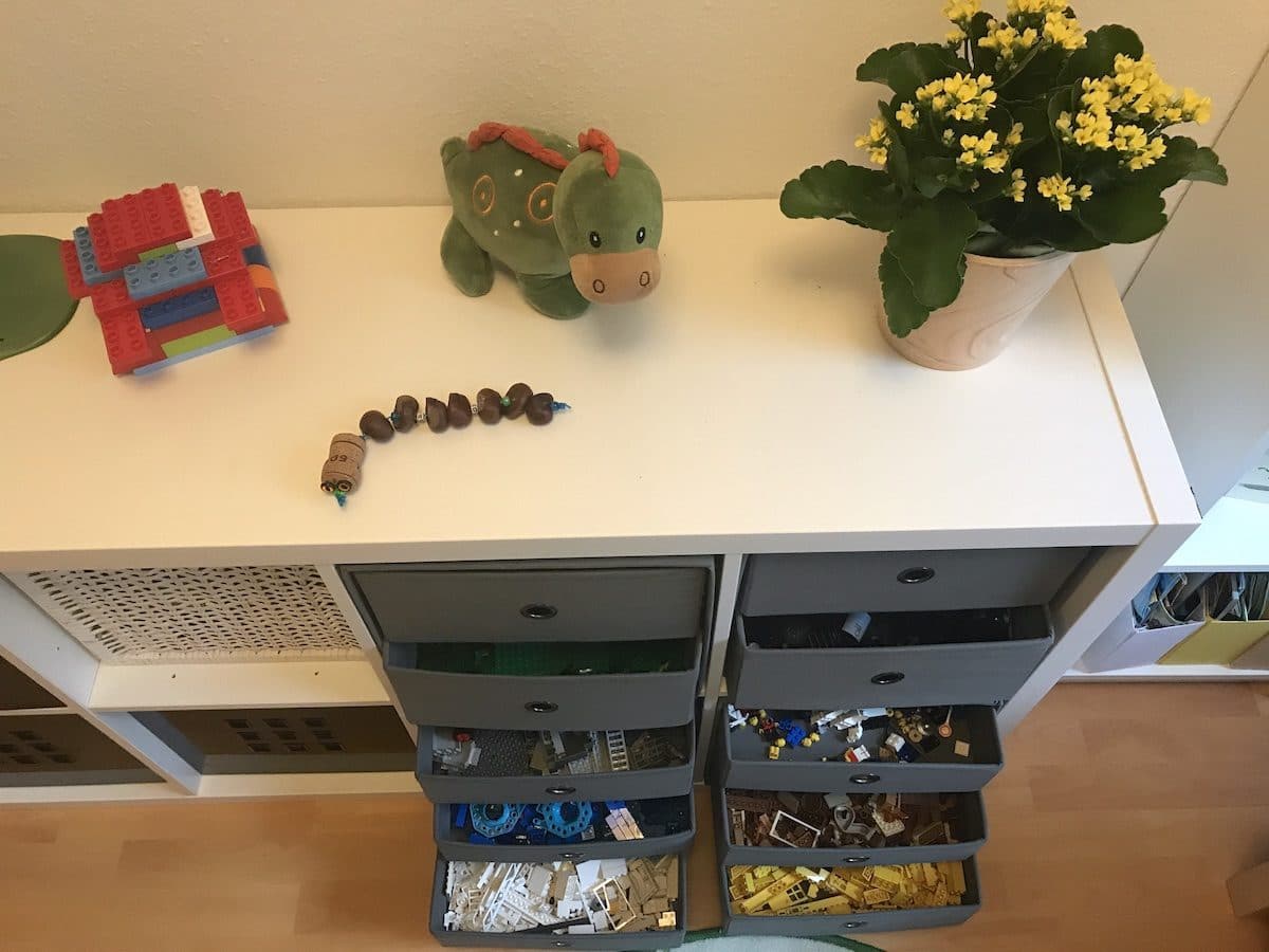 Ein einfaches Regal für Lego, Playmobil und die Verkleidungssachen - Mehr Infos zum geteilten Kinderzimmer auf Mamaskind.de