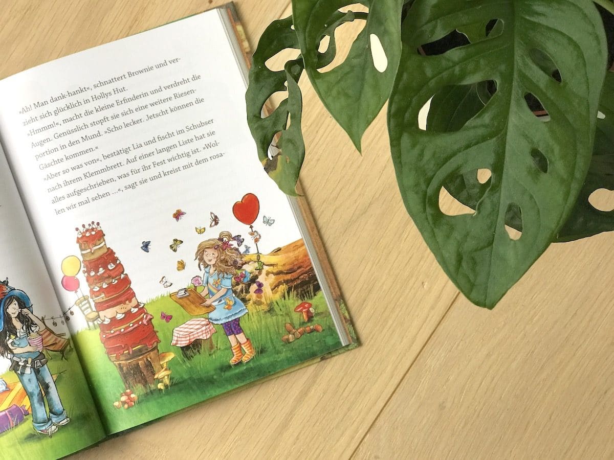Zauberhafte Illustrationen, untermalt von detailreichen Beschreibungen mit viel Witz - Mehr Infos zum Kinderbuch Die Waldmeisterinnen auf Mamaskind.de