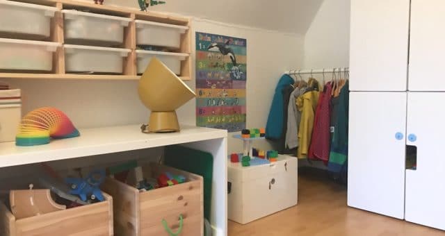 Gemeinsames Kinderzimmer mit zum Teil offenem Kleiderschrank und Spielzeugkisten - Mehr Infos zum geteilten Spielzimmer auf Mamaskind.de