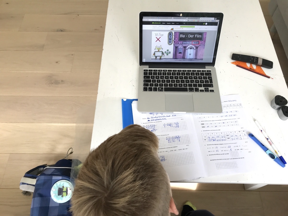Der 9-Jährige schaut sich auf sofatutor schriftliche Multiplikation an. - Mehr Infos zum Test auf Mamaskind.de