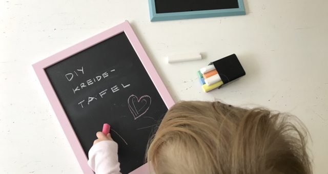 Die Kinder lieben ihre neuen Kreidetafeln mit buntem Rahmen! - Anleitung - DIY Schultafel fürs Kinderzimmer auf Mamaskind.de