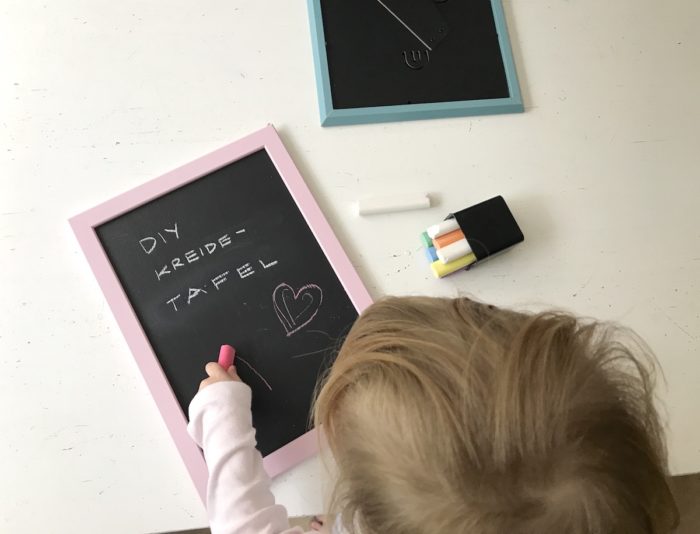 Die Kinder lieben ihre neuen Kreidetafeln mit buntem Rahmen! - Anleitung - DIY Schultafel fürs Kinderzimmer auf Mamaskind.de