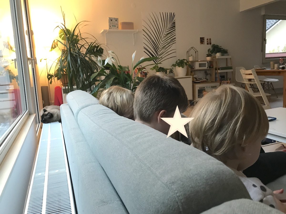 Drei Kinder lesen auf der Couch. Ein Lebensziel erreicht. - Mamaskind.de
