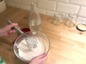 Easypeasy: Mehl und Wasser verrühren. Ein paar Klumpen sind nicht schlimm. - Mehr Infos zum Bastelleim-Rezept für Kinder auf Mamaskind.de