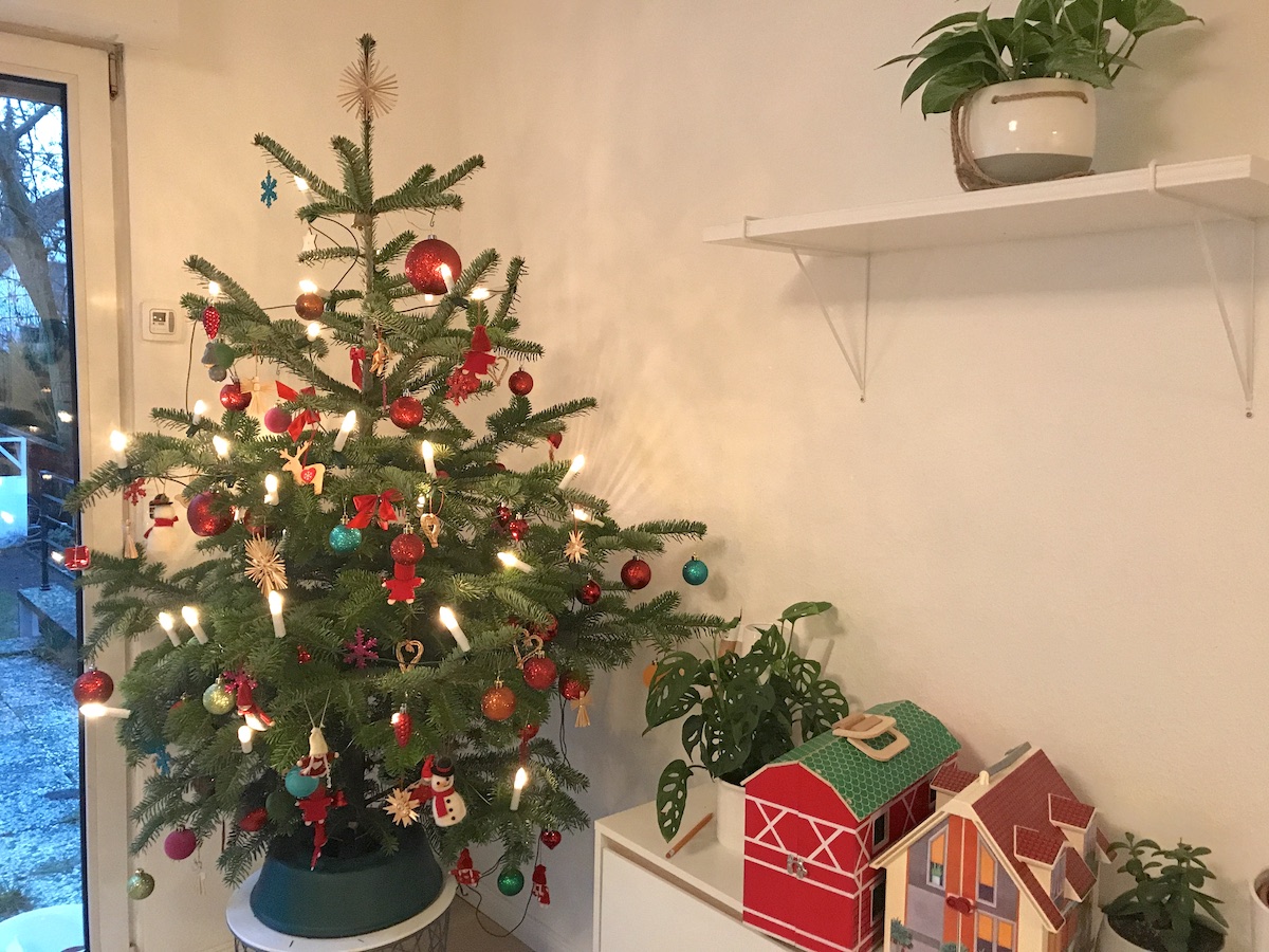 Der Weihnachtsbaum steht vor Heiligabend! Geschmückt von vielen fleißigen Händen. - Mamaskind.de