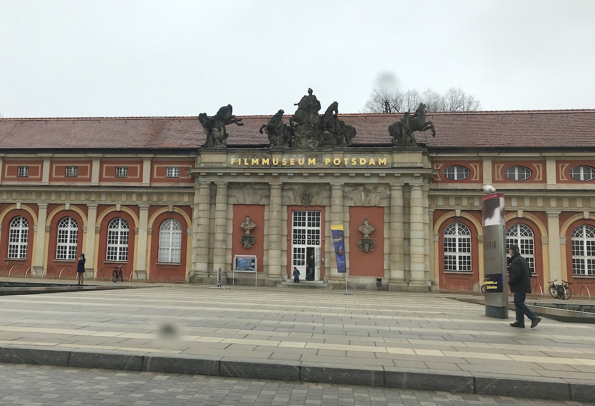 Imposant: Das Filmmuseum in Potsdam von außen. - Mamaskind.de
