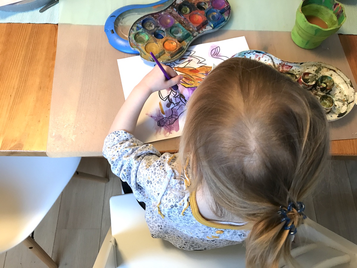 Kind mit Zopf malt mit Wasserfarben Pokémon-Bilder aus - mamaskind.de