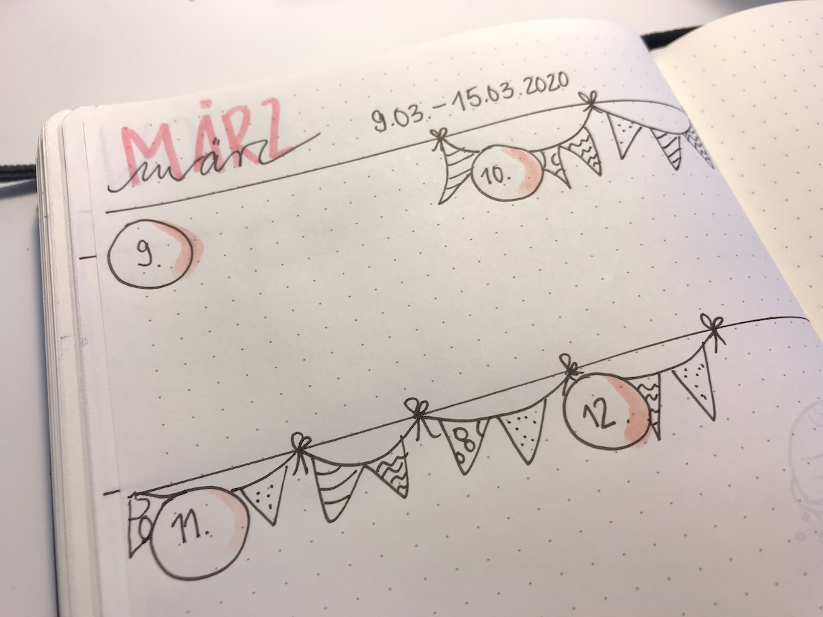 Drollige Idee für die Wochenübersicht im Bullet Journal: Kleine Wimpelkette mit Datum - aus mein Bullet Diary selbstgemacht - Mehr Ideen findest du auf Mamaskind.de