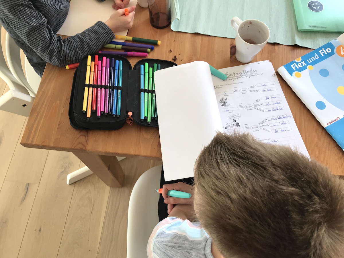 Die Jungs machen sich ans Werk: Einer macht Schulaufgaben, der andere malt. - Unser Corona-Tagebuch auf Mamaskind.de